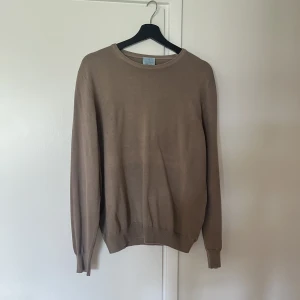 La chemise - En riktigt fräsch pullover, perfekt över en skjorta och nu till hösten! Storlek S, använd 2 gånger, färgen är beige! 