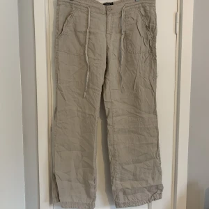 Beiga linnebyxor  - Säljer dessa väldigt snygga linnebyxorna från Lindex. Väldigt fint skick och sparsamt använda.