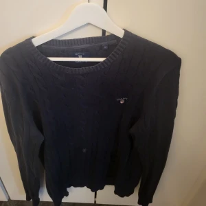 Stickad gant - Rensar kläder, och detta är ett av plaggen som jag säljer. En medium tröja från gant, inga skador/defekter förekommer. 