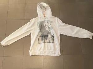 2pac hoodie -  2pac Hoodie. Medium skick. Storlek M