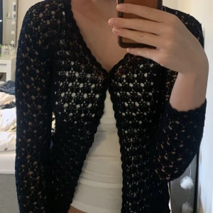 Virkad cardigan - Säljer denna väldigt fina virkade tröjan med knappar. Några trådar har lossnat men inget märkvärdigt. Hyfsat fint skick.