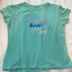 Vintage baby tee - Superfin vintage baby tee. Den är i storlek XS men är väldigt stretchig så den passar S och M också. Säljs då den inte är min stil längre💗💗