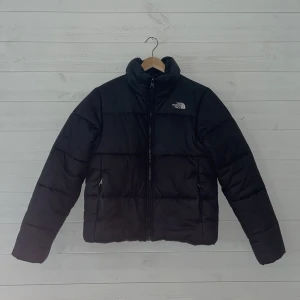 The North Face jacka  - Jacka från The North Face. Använd, men i perfekt skick. Skicka för fler bilder & pris kan diskuteras och sänkas :)