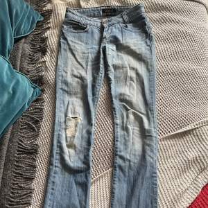 Jättesnygga lågmidjade jeans i strl 26…tyvärr för små för mig💋