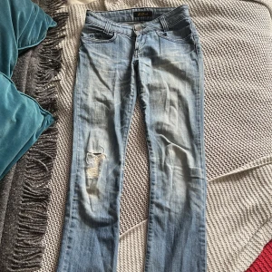 Lågmidjade jeans - Jättesnygga lågmidjade jeans i strl 26…tyvärr för små för mig💋