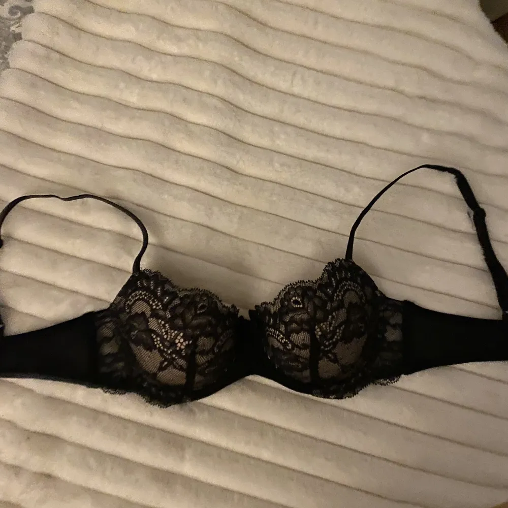 Felköp från hunkemöller men jag va för snabb med o klippa av lapparna så kan inte lämna tillbaka den nu 🤦‍♀️ Helt oanvänd, enbart provad Nypris: 349kr + frakt. Övrigt.