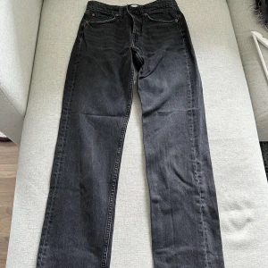 Svarta jeans - Svartgråa jeans från zara. Det är straight leg och är mid waist. Inga skavanker och sitter jättefint. 