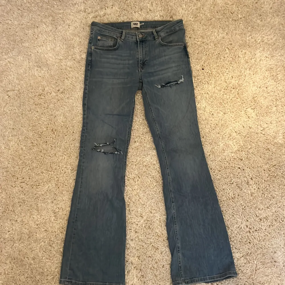 Säljer mina lager 157 low boot jeans då de är förstora!💖Använda Max två gånger, passar mig som är 173💘För mer bilder, kom privat.. Jeans & Byxor.