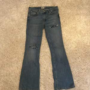 Säljer mina lager 157 low boot jeans då de är förstora!💖Använda Max två gånger, passar mig som är 173💘För mer bilder, kom privat.