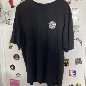 T-shirt med tryck ”Humans part of mankind i storlek large  Använd men nyskick 
