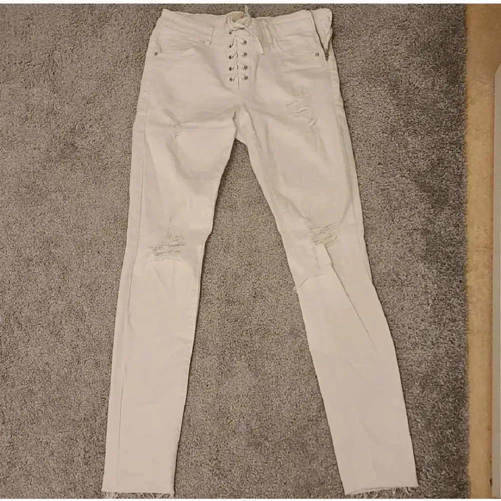 Vita, håliga jeans från KappAhl (rükie) i storlek 170. Har dragkedja vid sidan, då knuten endast är för utseendet. Använda 1 gång och är därför i utmärkt skick! Kan fraktas (köparen står för frakten) Skriv privat vid funderingar 💖 . Jeans & Byxor.