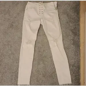 Vita, håliga jeans från KappAhl (rükie) i storlek 170. Har dragkedja vid sidan, då knuten endast är för utseendet. Använda 1 gång och är därför i utmärkt skick! Kan fraktas (köparen står för frakten) Skriv privat vid funderingar 💖 