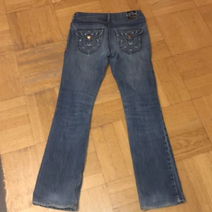 Lågmidjade jeans - Lågmidjade jeans i fint skick! Passar på mig som är 1,62. Använder ej längre eftersom att det inte är min stil. Inga defekter. Kom privat för fler bilder. Endast seriösa köpare!!💞