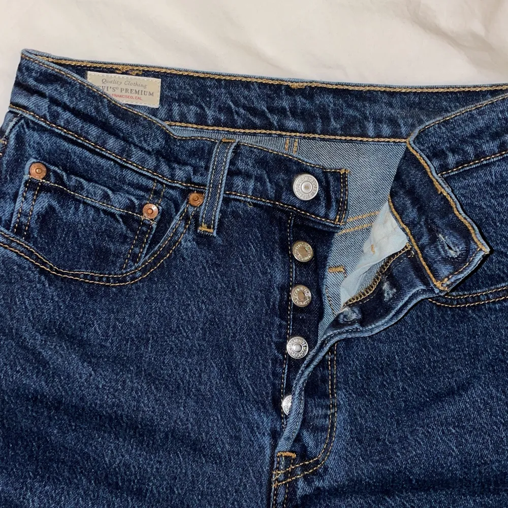 Säljer nu mina älskade Levis jeans som knappt är använda då jag vuxit ur de😭 501 modell, skriv för fler bilder!!💕 . Jeans & Byxor.
