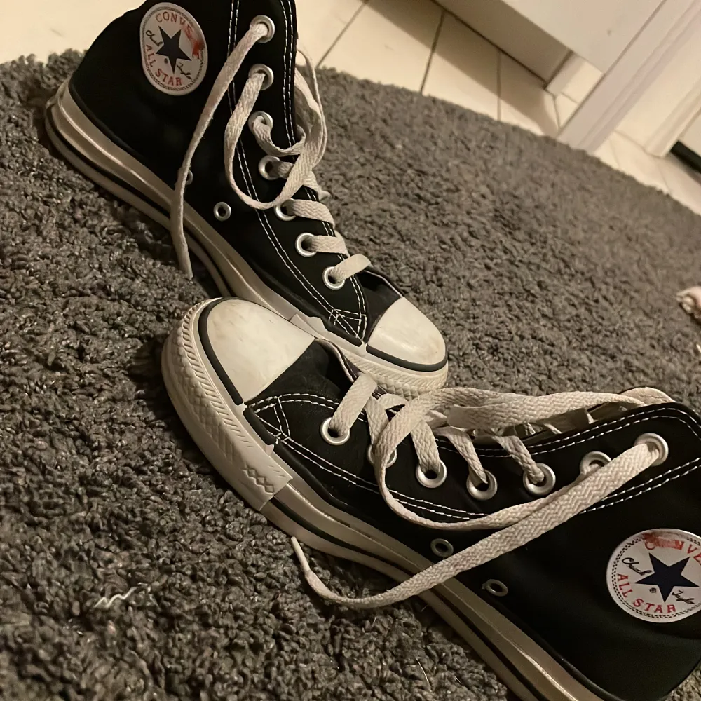 Så fina svarta converse . Använda men i fint skick . Säljer på grund av att jag ej får användning av de ! . Skor.