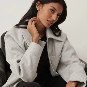 Kort kappa - Jättefin grå kort kappa från nakd! Använd ett fåtal gånger💘