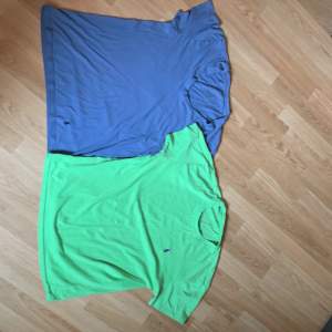 Säljer två polo T shirts för 150kr st. En av dom är en vanlig grön polo t shirt och den  andra är blå med en V neck. Knappt använda