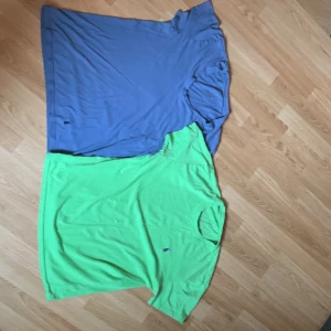 2x polo t-shirt  - Säljer två polo T shirts för 150kr st. En av dom är en vanlig grön polo t shirt och den  andra är blå med en V neck. Knappt använda