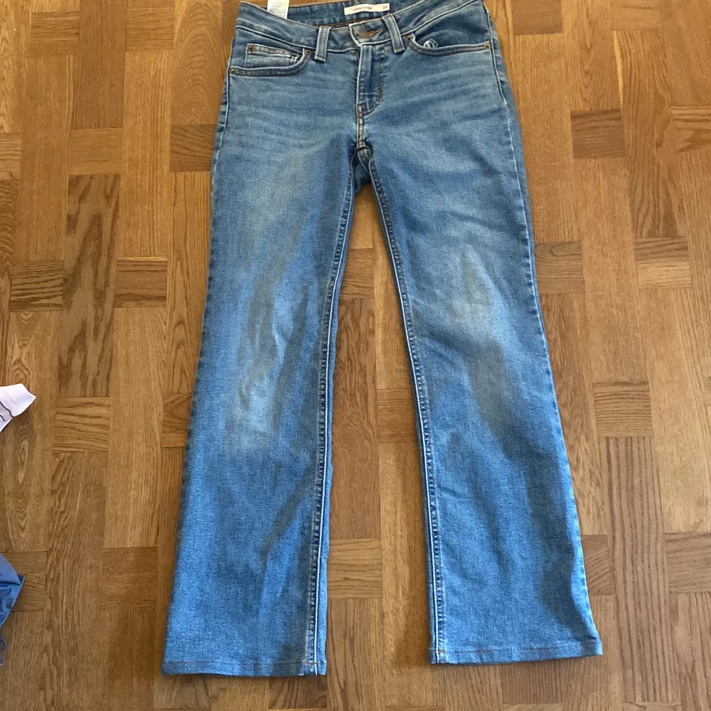 Säljer mina lågmidjade jeans från Levi’s. Dom är använda några få gånger och är nästan som helt nya.  Köptes för 919. Jeans & Byxor.