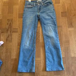 Säljer mina lågmidjade jeans från Levi’s. Dom är använda några få gånger och är nästan som helt nya.  Köptes för 919