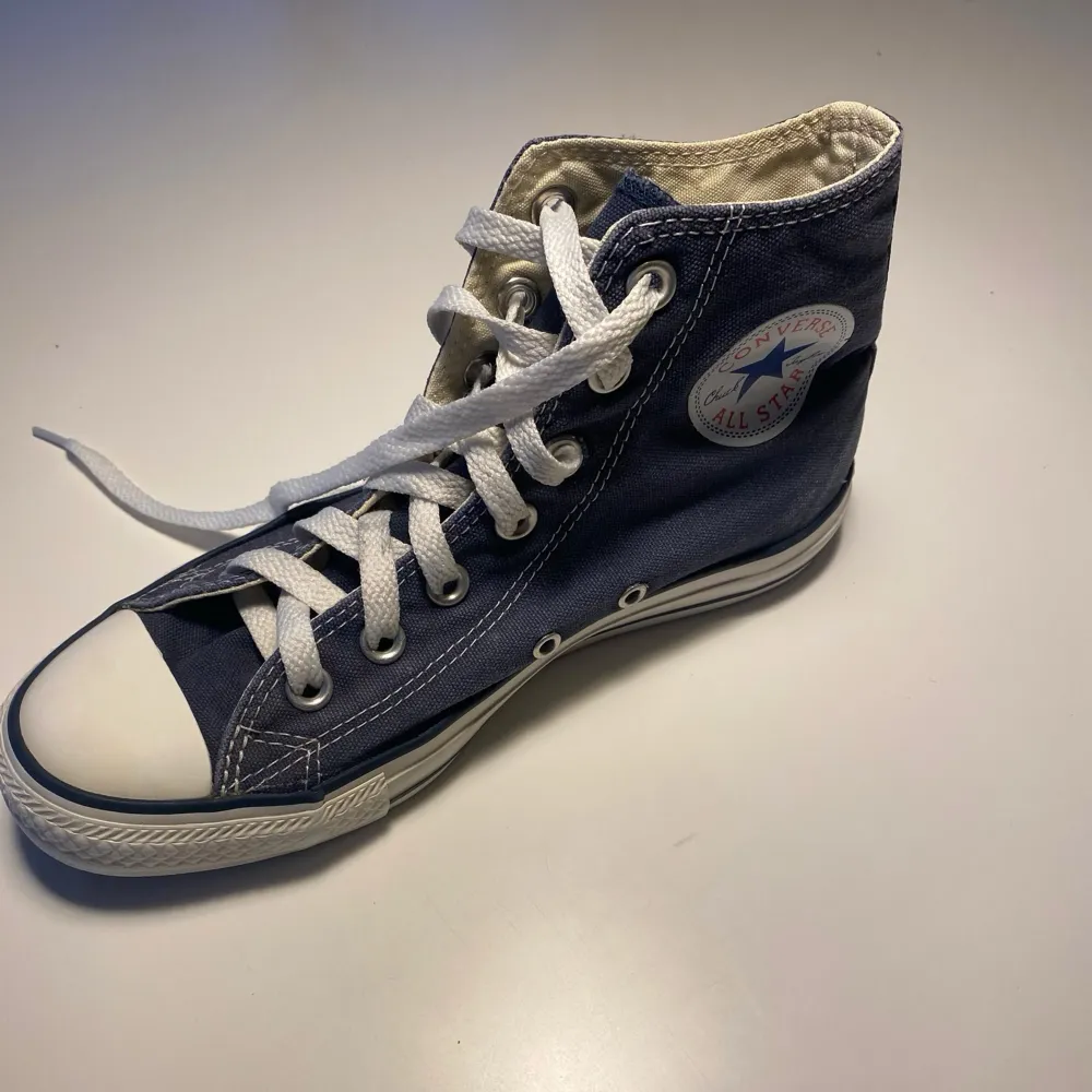 Jättefina mörkblåa converse i storlek 37! De har inte används så mycket och de ser nästan helt nya ut. Säljer eftersom jag har vuxit ur dem.. Skor.
