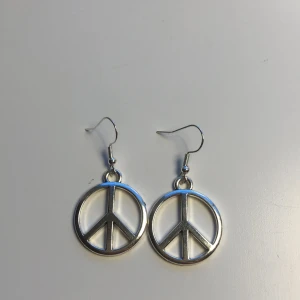 Örhängen  - Vi säljer dessa fina örhängen. Vi har gjort dom helt själva från grunden.