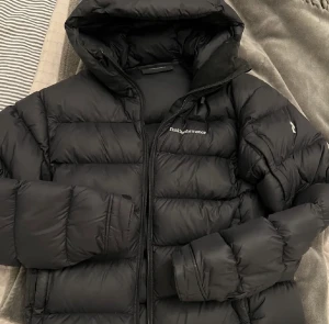 Peak performance jacka - Säljer min fina peak performance jacka i bra skick, köpt här på Plick men har knappt kommit till användning. Den är lite större i strl så passar även M utmärkt.  Hör av er vid frågor❤️  Nypris 5000