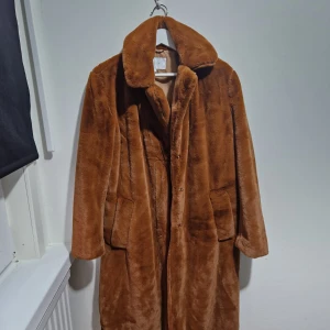 Kappa  - En fin fuskpäls kappa från vila. Använd endast en gång. Nypris- 600kr