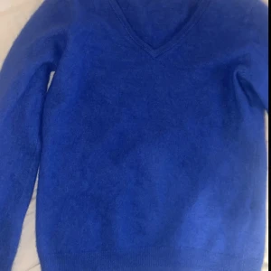Stickad blå tröja - Säljer min jättefina tröja i 100% kashmir nyskick då den är för liten för mig🥰 Det står storlek M men skulle säga att de oassar mer som xs