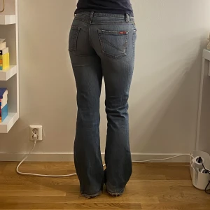 Only Jeans - Superfina Only jeans. Midjemåttet: 72 cm, Innerbenslängden: 83 cm. 💕
