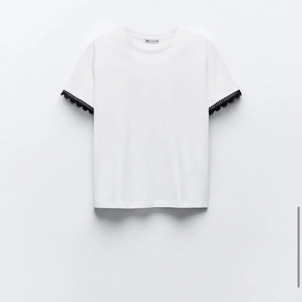 En superfin T-shirt från zara som aldrig är använd, säljer pågrund av att den inte passar mig. Skriv för fler bilder och köparen står för frakt💕✨. T-shirts.