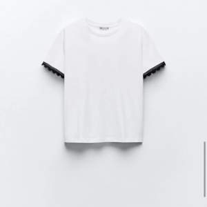 En superfin T-shirt från zara som aldrig är använd, säljer pågrund av att den inte passar mig. Skriv för fler bilder och köparen står för frakt💕✨