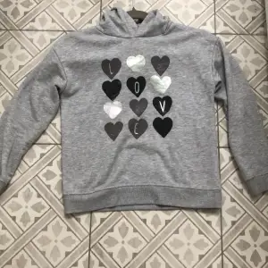  grå hjärta hoodie.