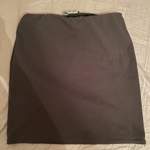 Kort kjol - Svart låg midjad och kort kjol