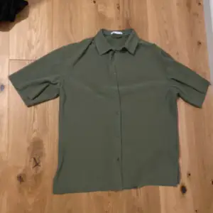 Snygg grön räfflad skjorta 