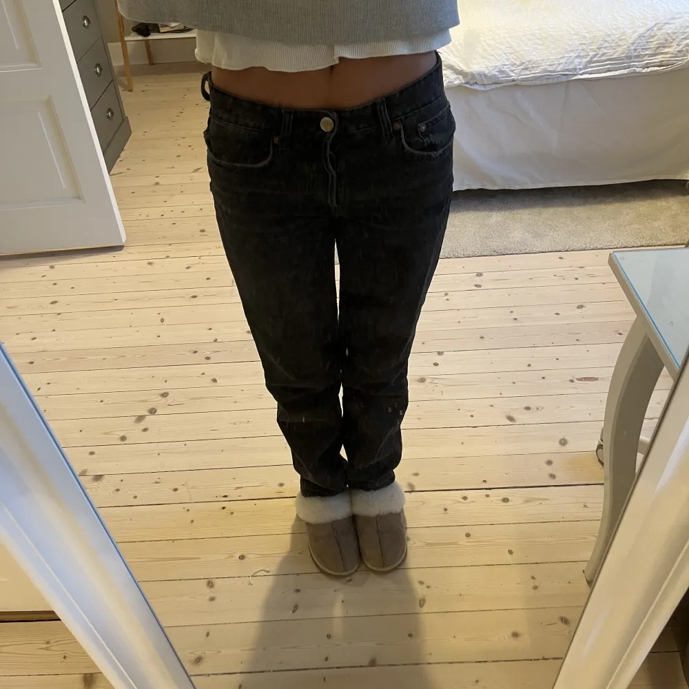 Svarta jeans, straight. Zara. Passar min längd bra (166cm)!. Jeans & Byxor.