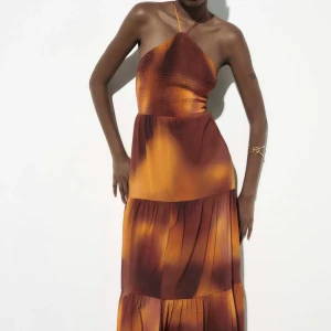 Zara klänning  - Batikmönstrad klänning från zara som är slutsålt i webbsidan. Prislappen finns kvar 