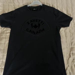 Zavetti canada t-shirt - Svart zavetti canada T-shirt i storlek Small. Mycket bra skick 