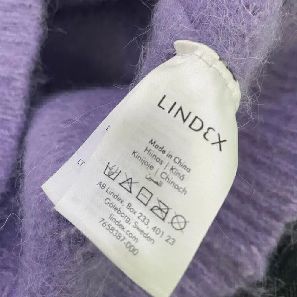 Lila tjocktröja från lindex, gjord av bland annat alpacka och ull. Passar storleken s men är liten i storlek. Tröjor & Koftor.