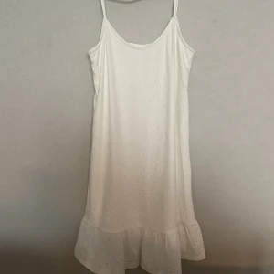 Vit kläning  - Kläning från Vila köpt för 329 aldrig använt.