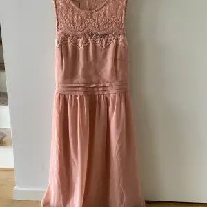 Superfin klänning från Vero Moda i storlek S, använd fåtal gånger och i väldigt fint skick! Lite ”gammelrosa/rostrosa” i färgen som ses på bilden.  150 kr