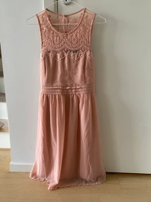 Klänning Vero Moda strl S - Superfin klänning från Vero Moda i storlek S, använd fåtal gånger och i väldigt fint skick! Lite ”gammelrosa/rostrosa” i färgen som ses på bilden.  150 kr