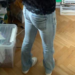 Vintage Flared jeans med låg midja från only. 