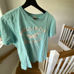 Hollister T-Shirt - En gammal Hollister t-shirt. Kom privat ifall ni vill ha fler bilder. 