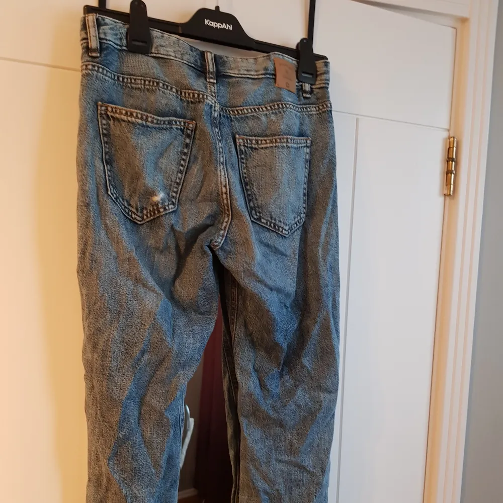 Slitna jeans från Cubus denim i en relaxed fit. Modell: girlfriend Gigi. Storlek XS. Är i bra skick. Mått: Innerbenslängd ca 63 cm, ytterbenslängd ca 88 cm. Jeans & Byxor.