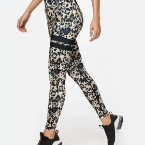 Träningsbyxor - Hej, jag säljer mina stronger för dom inte används mer! Dom är i storlek Xs-s och är lite för långa på mig som är 169