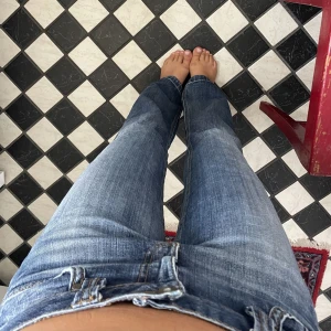 Lågmidjade Vintage jeans - Supersnygga jeans, som tyvärr inte passar.  Jag är 167/168 å de går ner till marken när jag har på mig dem även med skor. Obs- Slitna å avklippta längst ner, men inget som syns på. 