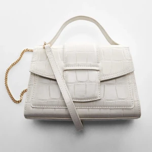 Vit väska - Säljer denna nya väskan från Mango som knappt är använd. Vit med guld. Skriv för fler bilder❤️