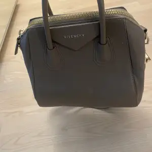 Säljer nu min Givenchy väska. beige/brun med gulddetaljer. Använd och vikt ihop sig då jag har haft den i garderoben, därav pris. Har heller tyvärr inget kvitto eller dylikt för att stärka äkthet. Därav billigt pris. Annars hel och ren. 