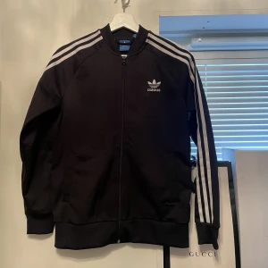 Adidas kofta - Säljer denna fina adidas kofta. Storlek 164-170 (passar även xs,s och M) 